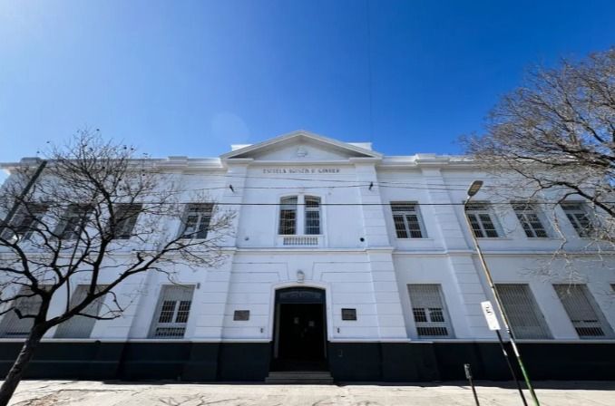frente de la escuela 21