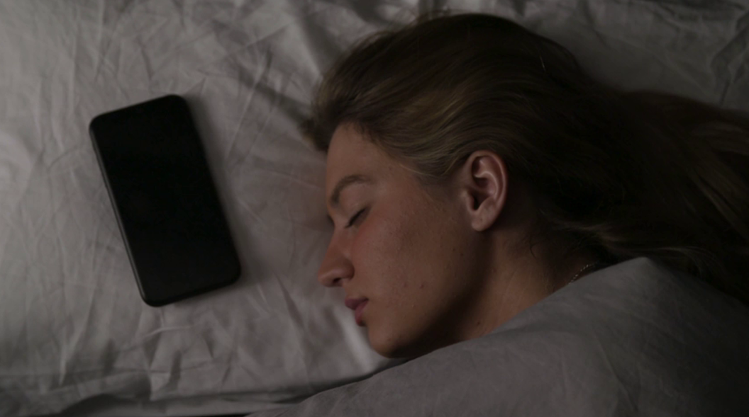 Dormir cerca de dispositivos electronicos