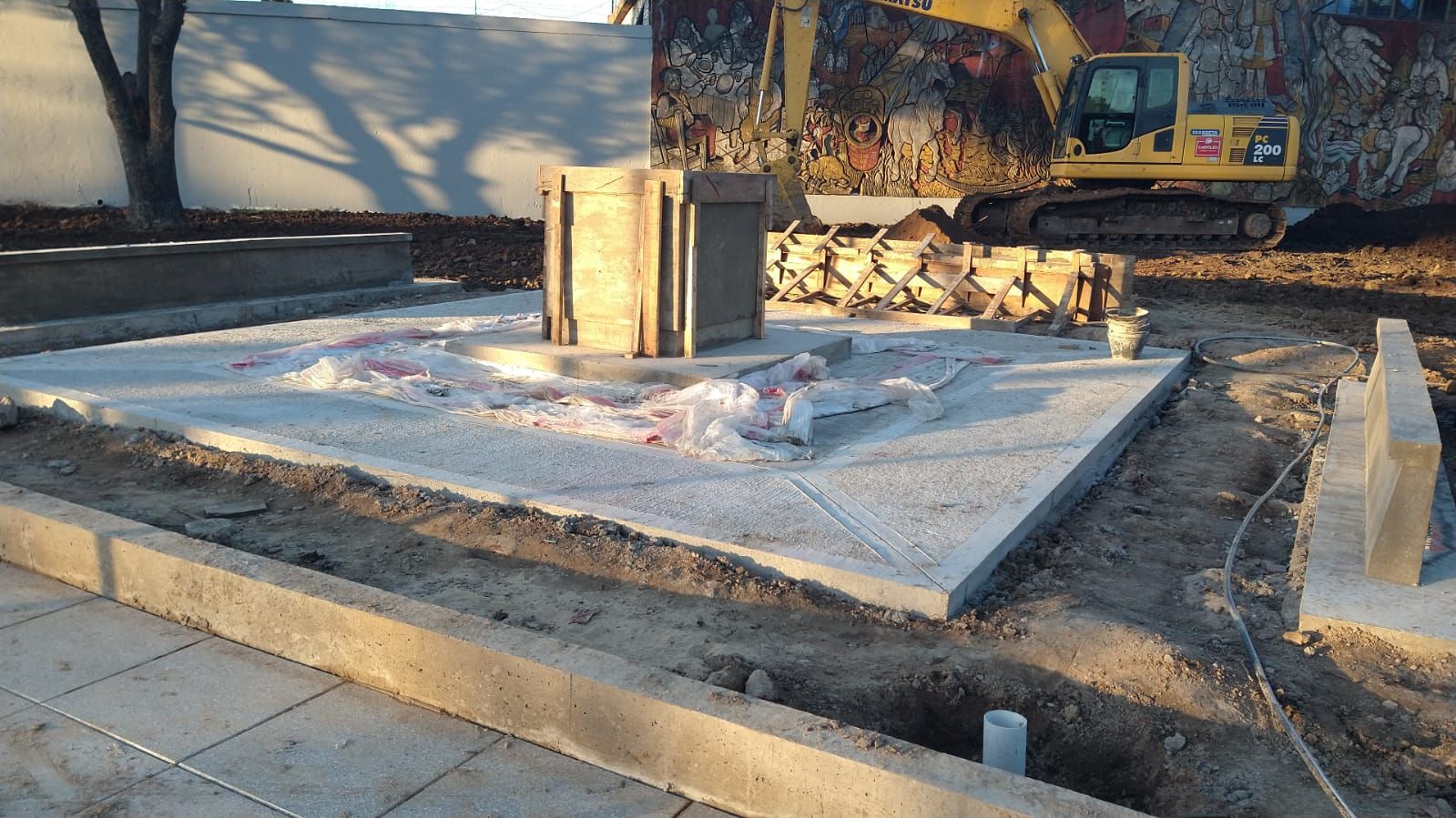 Vista de la base ya construida donde sera reubicado el monumento a la madre, en la plaza central en proceso de renovacion.